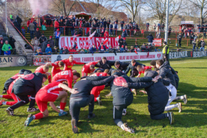 Jubelkreis nach dem Schluss des 5:1 gegen Staaken! Lichtenberg 47 feiert zu Recht. 