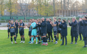 Niklas Wollert mit verkniffenem Lächeln. Nach dem Spiel wollten alle Lichtenbergs Keeper trösten. 