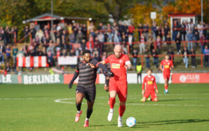 Sebastian "Bobby" Reiniger lässt seinen Bewacher Dodi Nsungu hinter sich (l.). Foto: Mike Menzel