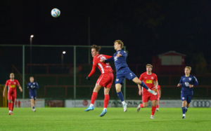 Lichtenbergs Hannes Graf behauptet sich beim Kopfballduell. 