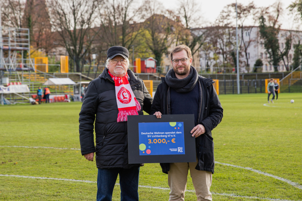 DeuWo_ Symbolische Scheckübergabe Spende Jugendarbeit SV Lichtenberg 47 e.V.