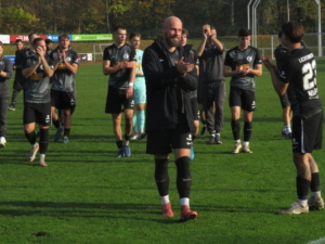 Sebastian "Bobby" Reiniger und seine Kollegen feiern den 4:0-Erfolg bei Anker Wismar. 